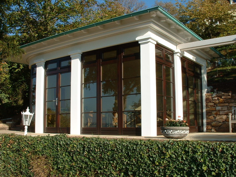 Pool-Haus mit Holzfenstern Armin Rempis GmbH + Co. KG