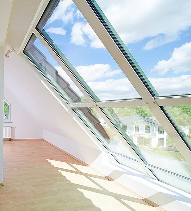 Helles Dachgeschosszimmer mit großem Fenster