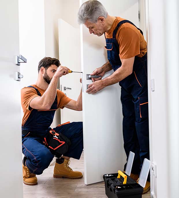 Fensterbauer beim montieren einer Tür