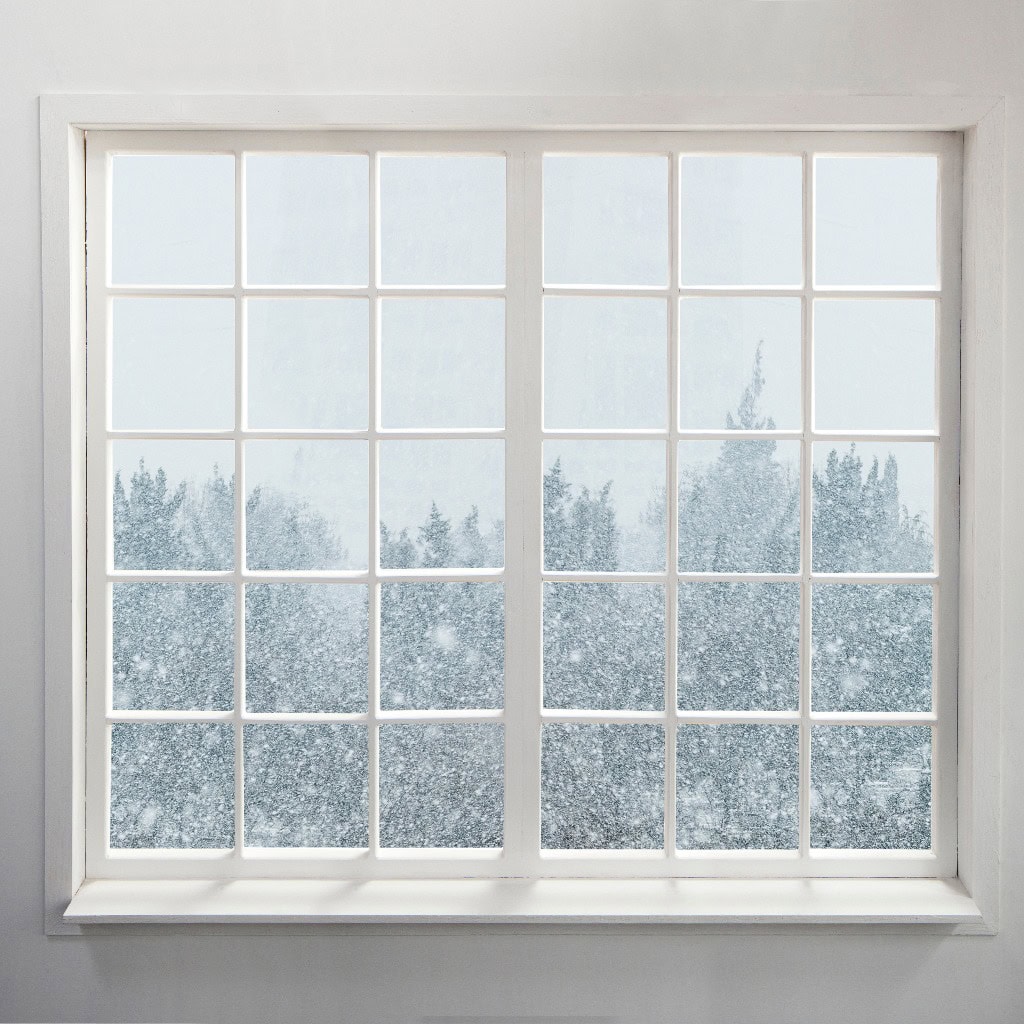 Modernes Wohnfenster mit Schnee und Bäumen