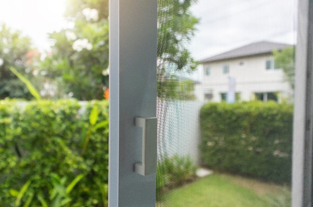 Moskitonetz-Drahtgitter am Hausfenster zum Schutz vor Insekten