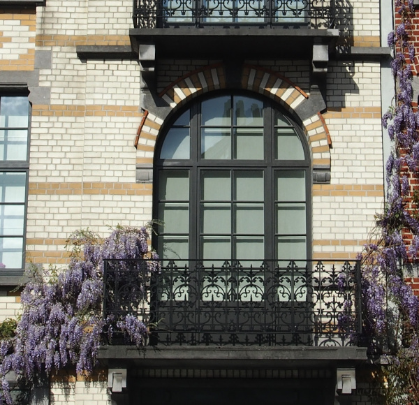 Denkmalschutzfenster in einer Fassade